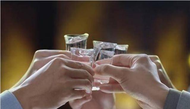 中国式饭局人脉学：敬酒万能公式，助你在职场饭局脱颖而出