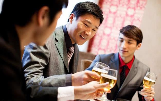 中国式饭局人脉学：被邀饭局时，地位低的人别抢着端茶倒水