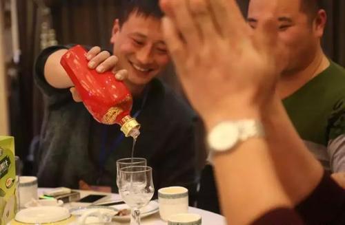 地位低的人如何应酬饭局_中国式饭局人脉学下载_中国式饭局潜规则