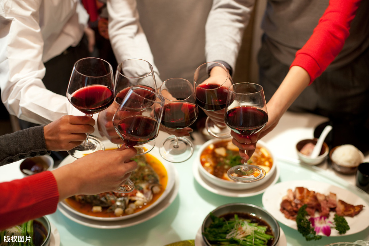 职场饭局挡酒技巧大揭秘，助你在职场更上一层楼！中国式饭局人脉学下载